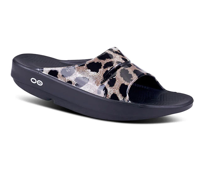OOfos OOahh Slide (W) (Cheetah)